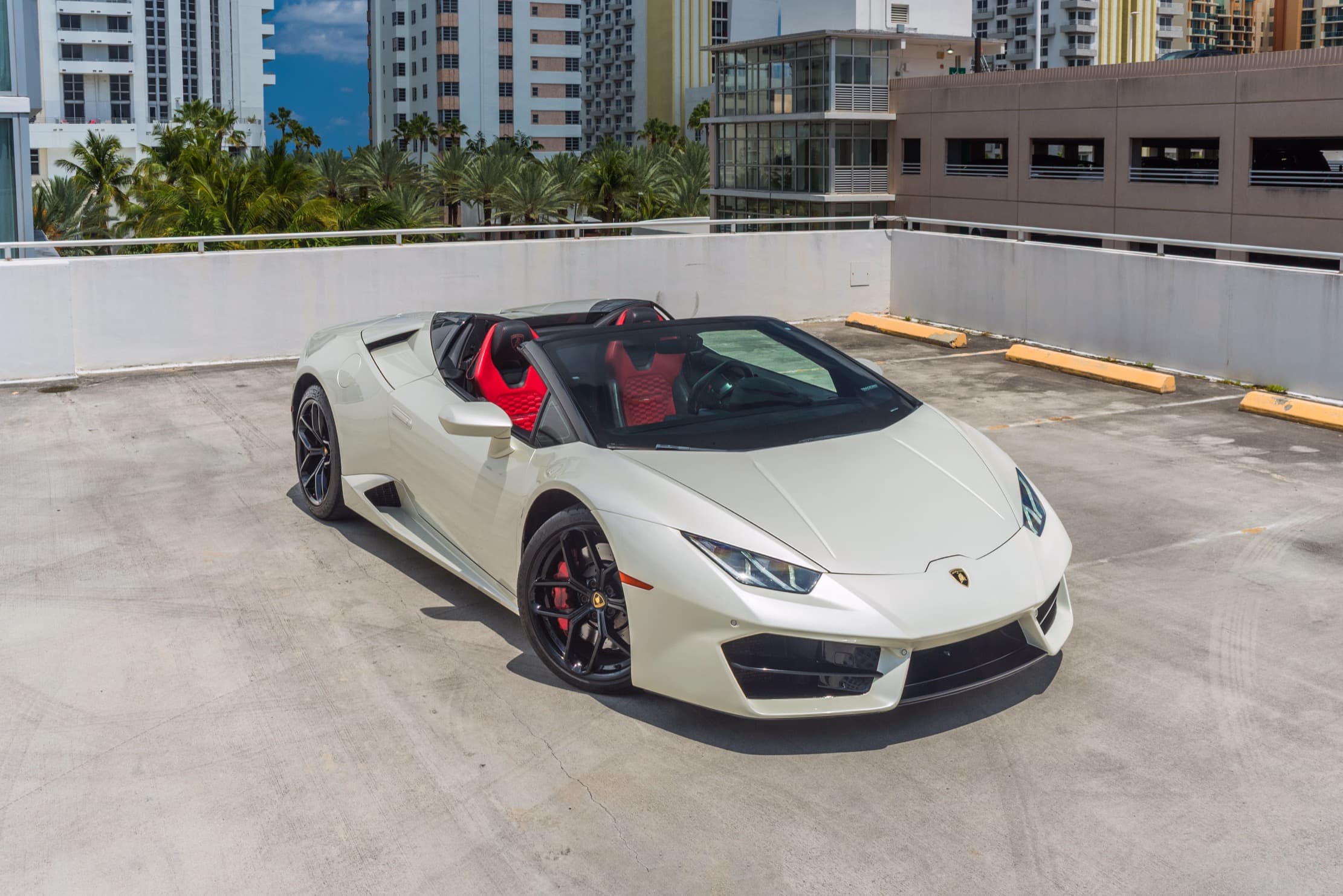 Lamborghini Huracan — Balloon White / Red