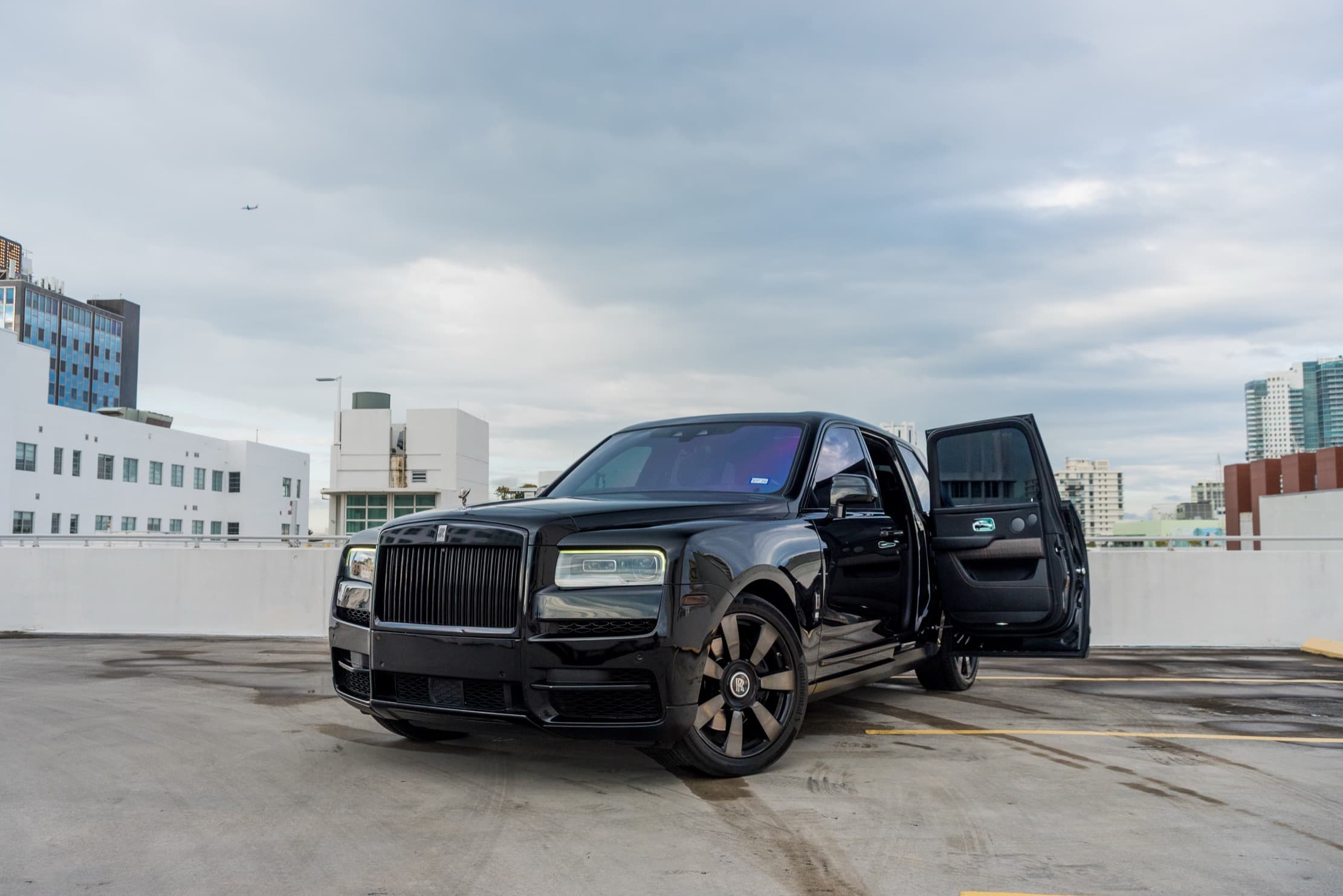 Rolls-Royce Cullinan — Black
