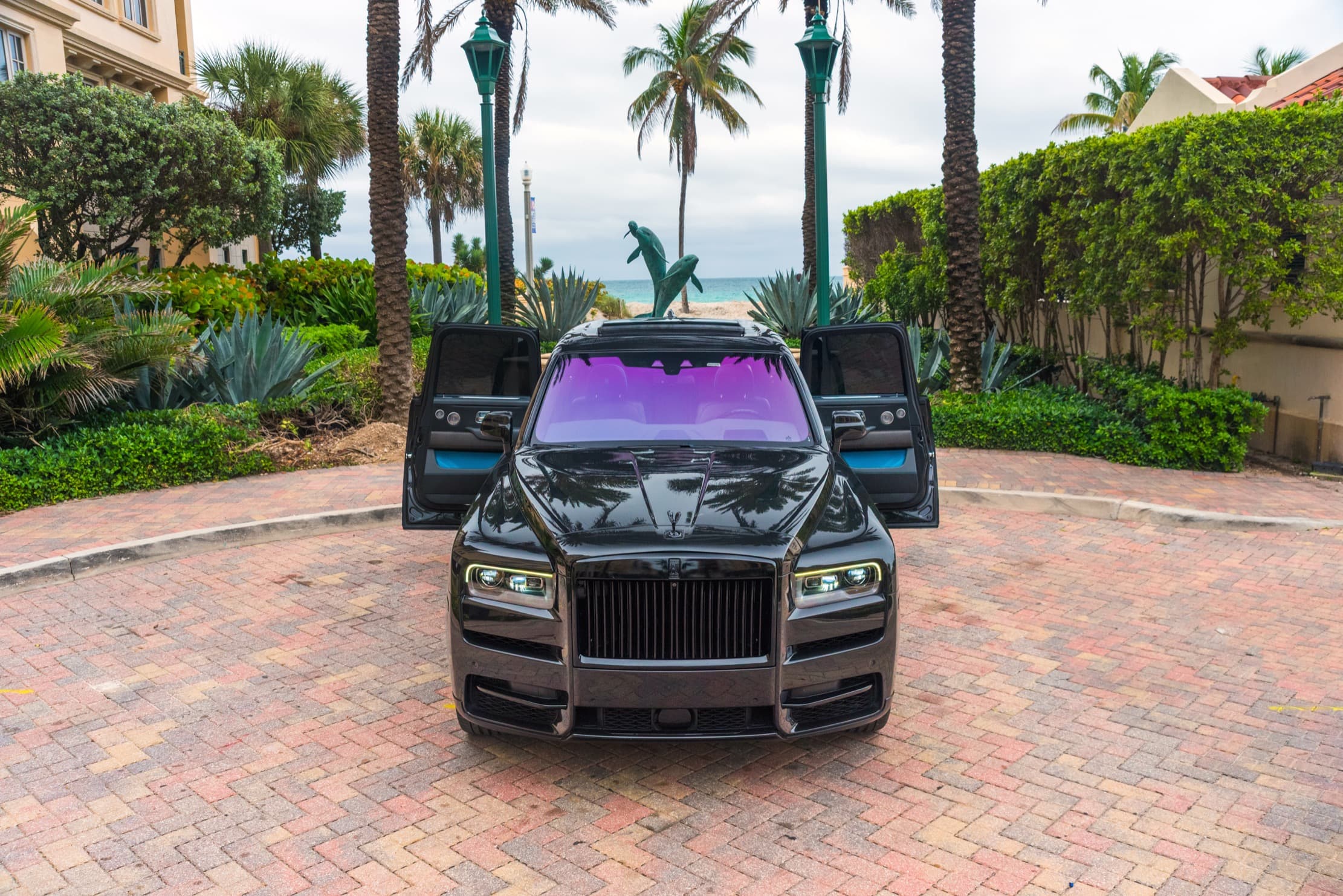 Rolls-Royce Cullinan — Black / Black-Teal